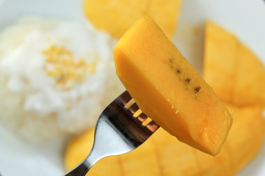 çatal üzerinde olgunlaşmış dilim mango, yakın çekim