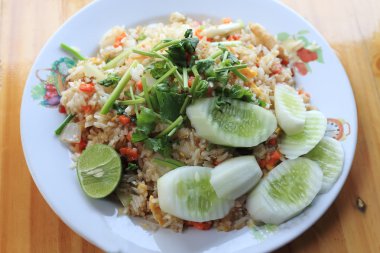 kızarmış pilav et ürünleri ile