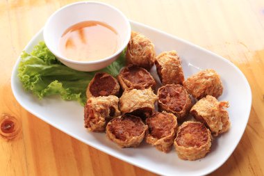 derin kızarmış yengeç eti rulo pasta