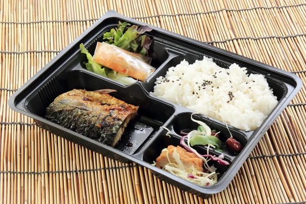 Grill Saba peixe com arroz a vapor em set box — Fotografia de Stock