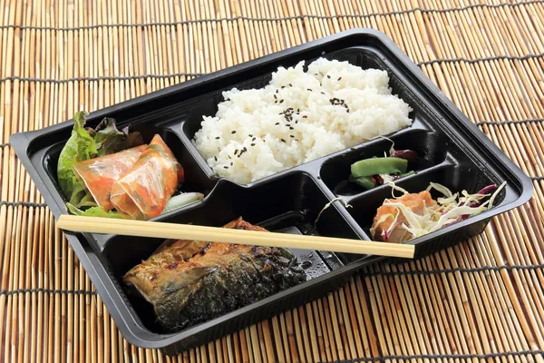 Gril saba ryba s rýží páry v set-box — Stock fotografie