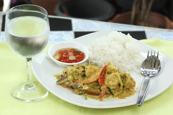 Frutos do mar amarelo curry em pó mexer Frito com arroz a vapor — Fotografia de Stock