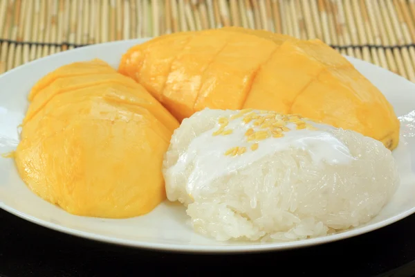 Ripe mango and sticky rice cooked with coconut milk — Stock Photo, Image
