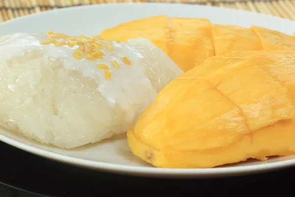 Hindistan cevizi sütü ile olgun mango ve yapışkan pirinç pişmiş — Stok fotoğraf