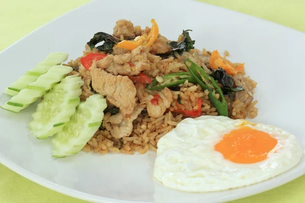 Gebratener Reis mit Basilikum, Chili und Schweinefleisch — Stockfoto