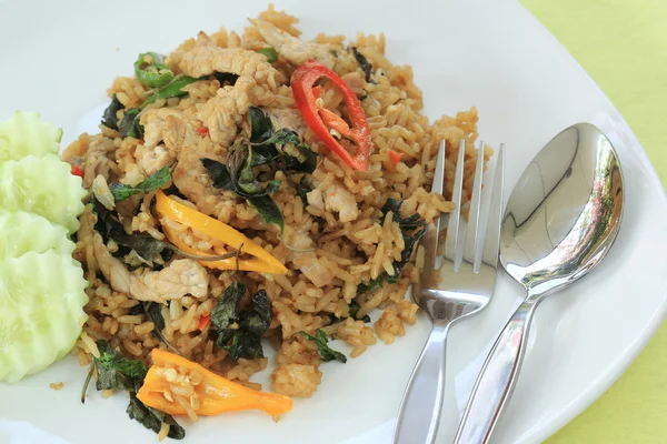 Arroz frito con albahaca, chile y cerdo —  Fotos de Stock