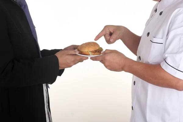 Koch überreicht Hamburger an Custome — Stockfoto