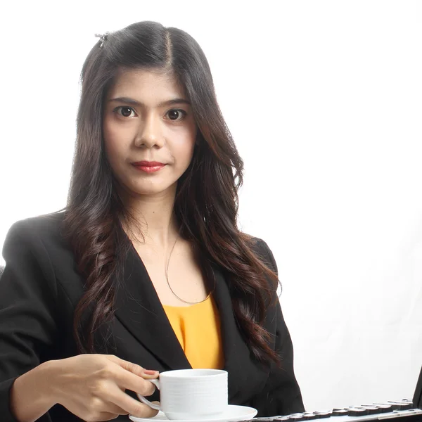 Femme prenant le petit déjeuner au bureau — Photo