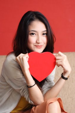 kadın ve çikolata kutusu