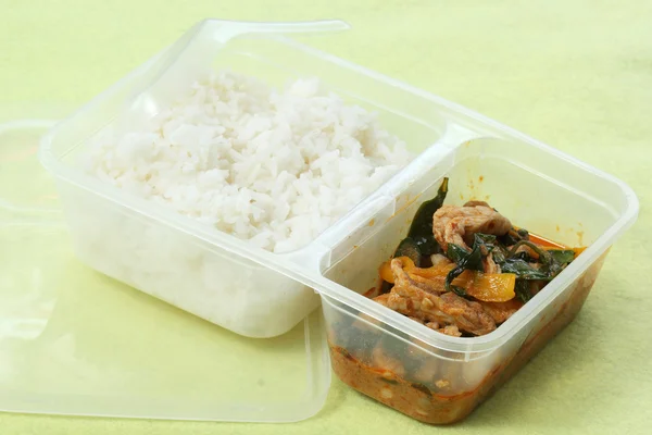 Chicken Panang Curry mit Reis in der Box — Stockfoto