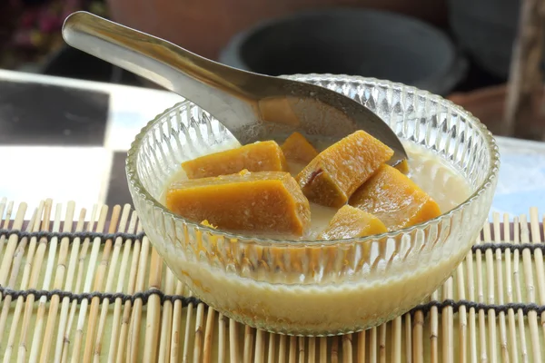 Calabaza en leche de coco —  Fotos de Stock