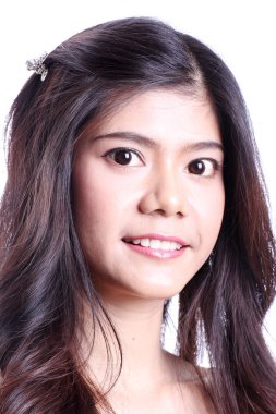 Asyalı kadın gülümsüyor.