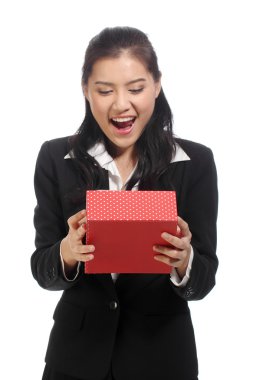 Kadın hediye kutusunu açıyor 