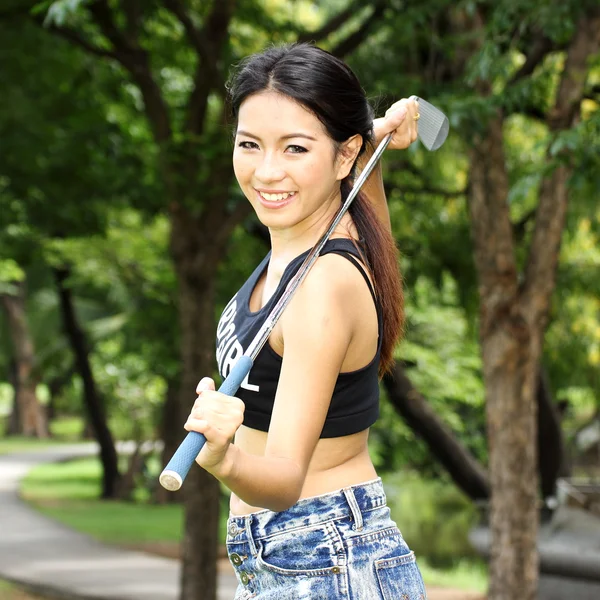 Golfista mujer preparó el TEE-OFF — Foto de Stock