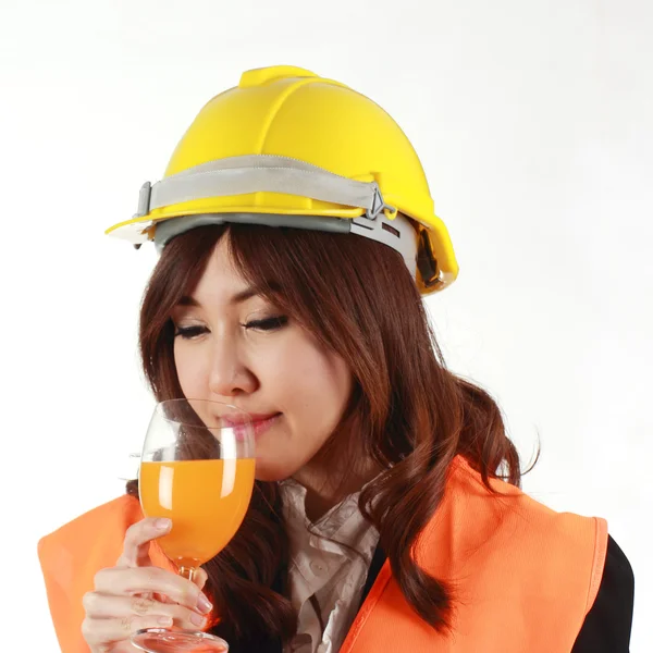 Portakal suyu ile mühendis kadın — Stok fotoğraf