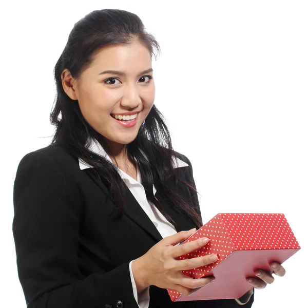 Vrouw openen geschenkdoos — Stockfoto