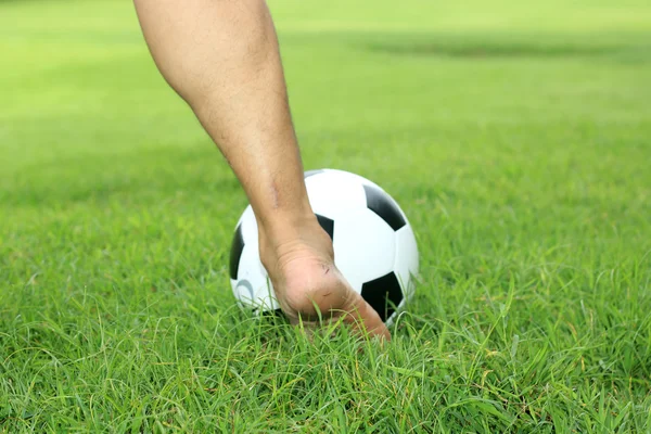 Fotboll boll med fötterna — Stockfoto