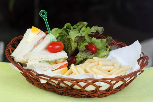 Sanduíche fresco em uma cesta — Fotografia de Stock