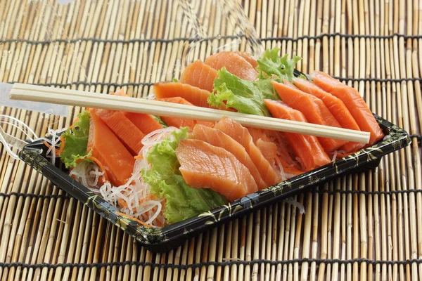 Verse zalm sashimi instellen in het vak — Stockfoto