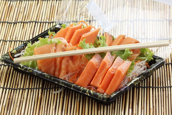 Sashimi di salmone fresco nella scatola — Foto Stock