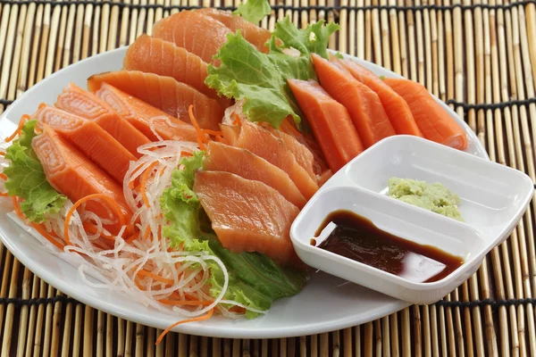 Čerstvý losos sashimi na desku — Stock fotografie