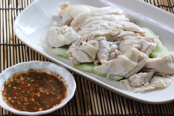 Geser ayam kukus di piring — Stok Foto