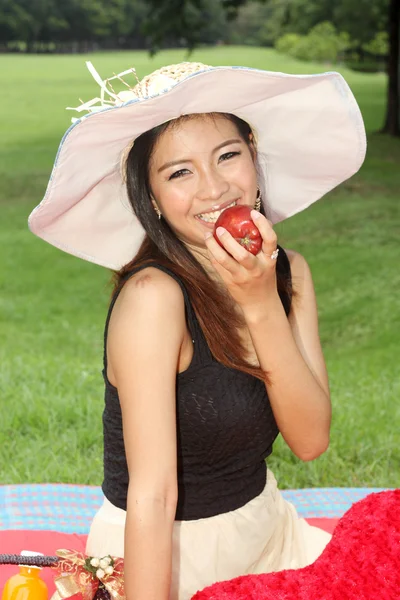 Nainen syö omenaa. — kuvapankkivalokuva