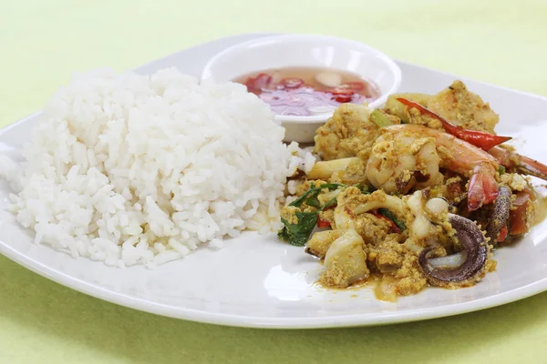 Fruits de mer poudre de curry jaune sauté avec du riz à vapeur — Photo