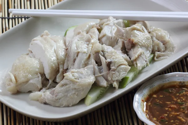 Deslice pollo al vapor en el plato —  Fotos de Stock