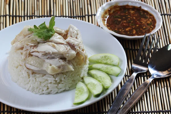 Frango a vapor com arroz no prato — Fotografia de Stock