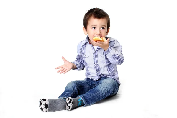 Çocuğun beslenme hamuru somun — Stok fotoğraf