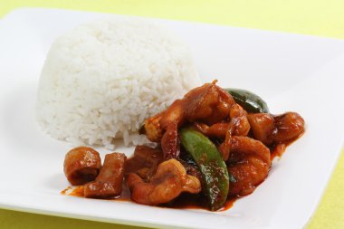 chili yapıştır ile kızarmış deniz ürünleri ilave edin ve pirinç Buhar