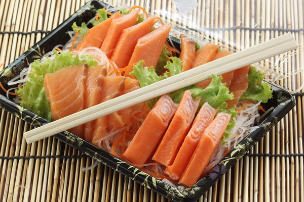 Verse zalm sashimi instellen in het vak — Stockfoto