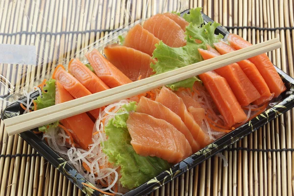 Sashimi di salmone fresco nella scatola — Foto Stock