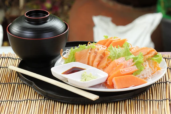 Świeży łosoś sashimi na płytkę — Zdjęcie stockowe