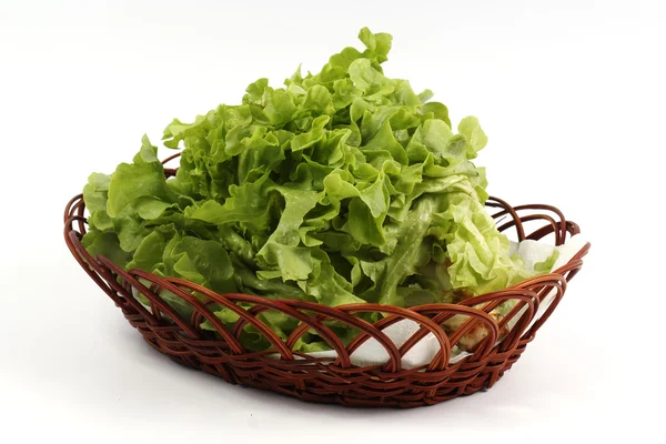 Frischen Salat im Korb — Stockfoto