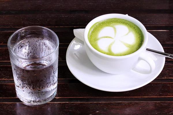Té verde Latte con agua fría —  Fotos de Stock