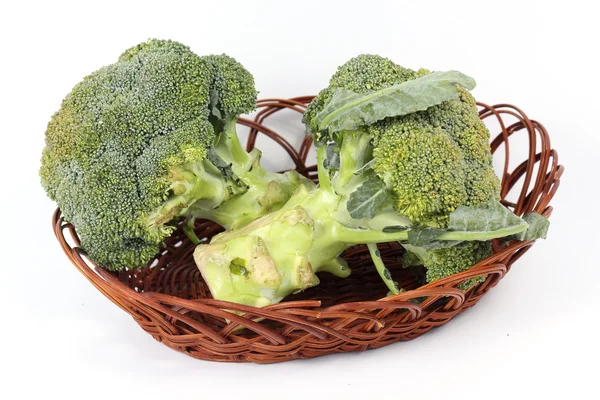 Brokoli segar dalam keranjang. — Stok Foto