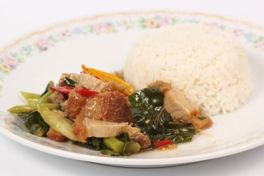 haşlanmış pirinç kızarmış kale gevrek domuz eti ilave edin