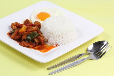 chili yapıştır ile kızarmış deniz ürünleri ilave edin ve pirinç Buhar, yumurta yangın