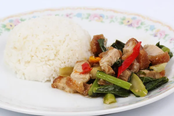 Gebratenes Grünkohl-Knusperfleisch mit gedünstetem Reis umrühren — Stockfoto