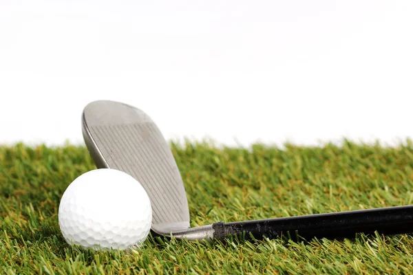 Çimlerin üzerinde golf sopası — Stok fotoğraf