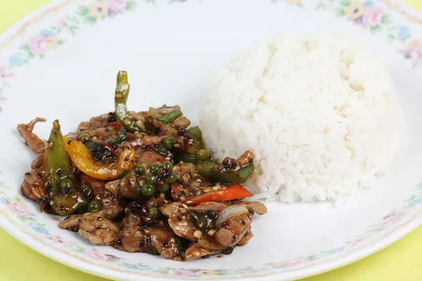 Перемешайте жареную говядину с черным острым перцем и рисом — стоковое фото