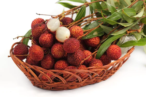 Fruta de lichia fresca na cesta — Fotografia de Stock