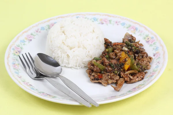 Stir fried beef with black hot pepper and steam rice — Stock Photo, Image