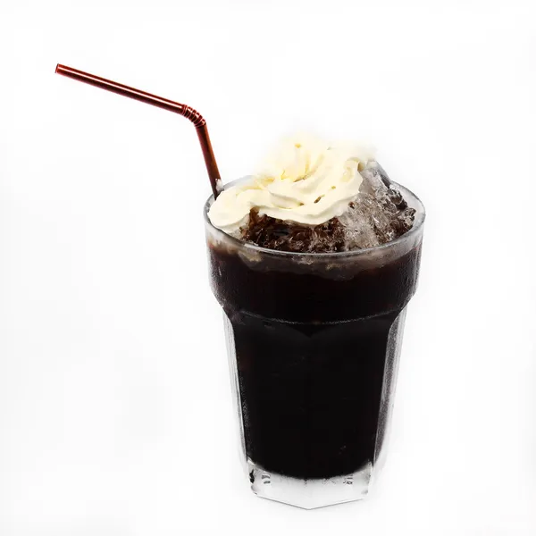 Estilo tailandês gelo café preto cobertura com chantilly — Fotografia de Stock