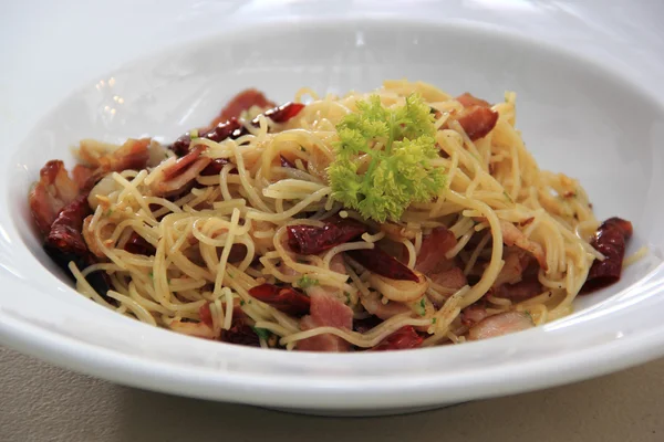 Spaghetti mieszać smażone z pikantnym dym szynka — Zdjęcie stockowe