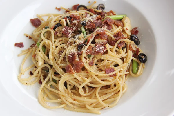 Spaghetti Wokad med kryddig rök skinka — Stockfoto