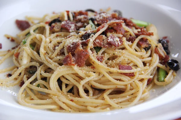 Spaghetti Wokad med kryddig rök skinka — Stockfoto