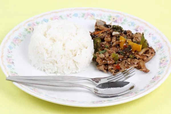 Mieszać smażone wołowiny z czarnej papryki i steam ryżu — Zdjęcie stockowe